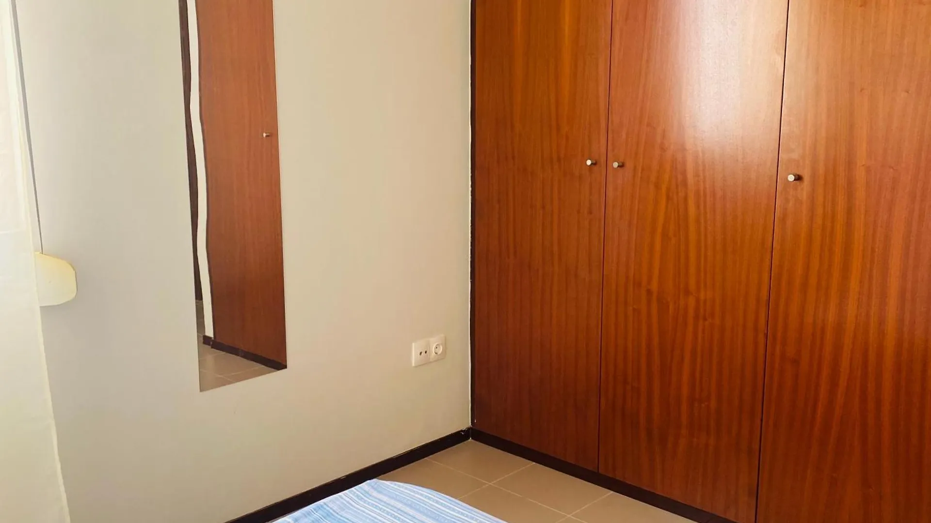 Apartamento T2 E Escritorio Mobiliado, Tudo Incluido , Agua, Luz, Internet, Maquina De Lavar Mindelo Habitación en casa particular