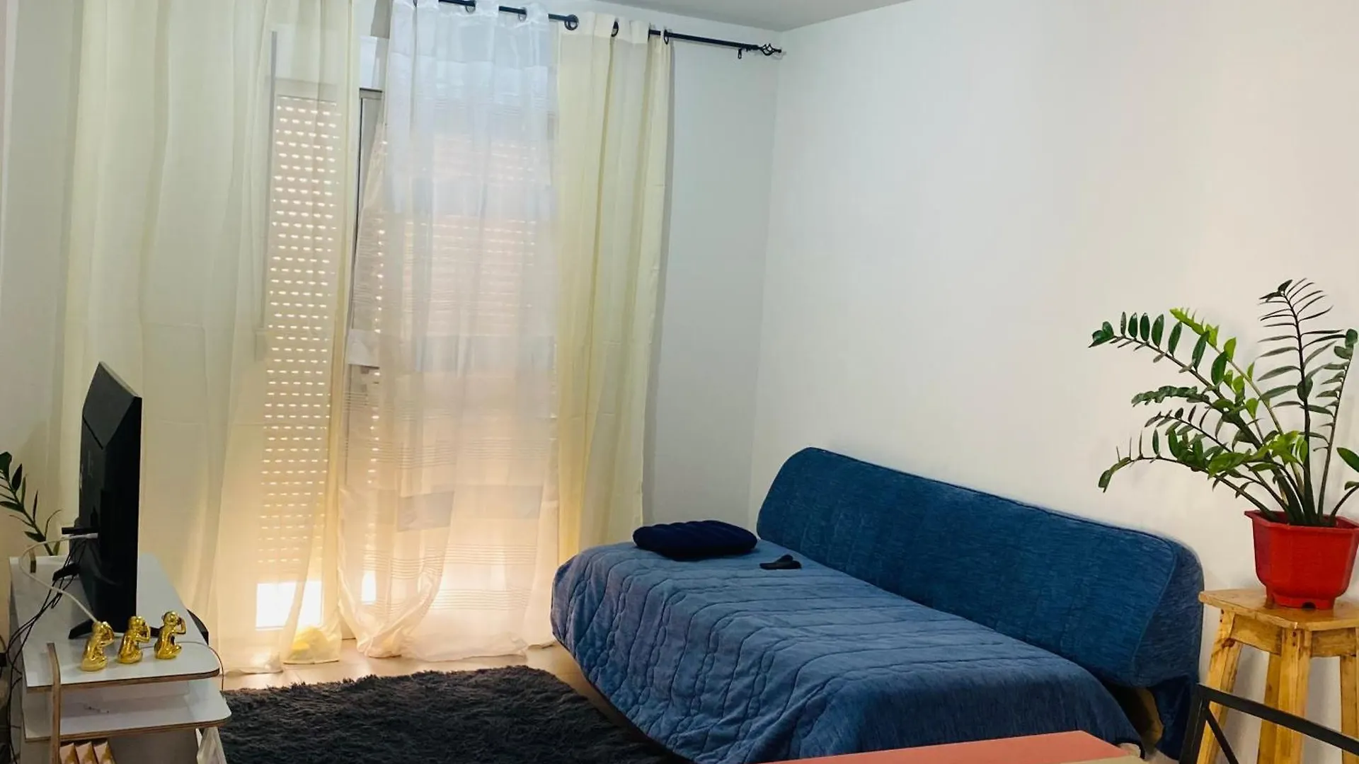 Habitación en casa particular Apartamento T2 E Escritorio Mobiliado, Tudo Incluido , Agua, Luz, Internet, Maquina De Lavar Mindelo